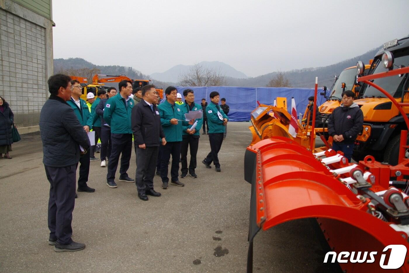본문 이미지 - 백원국 국토부 2차관이 6일 홍천국토관리사무소 관내 제설창고 현장을 점검하고 있다.(국토부 제공)