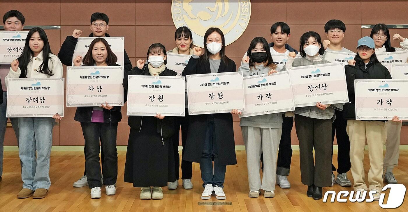 본문 이미지 - 영진전문대 도서관 주관으로 열린 '제9회 영진 인문학백일장'에서 입상자들이 기념촬영을 하고 있다. 45세 만학도 강미라씨(가운데)가 장원을 차지했다. (영진전문대 제공)