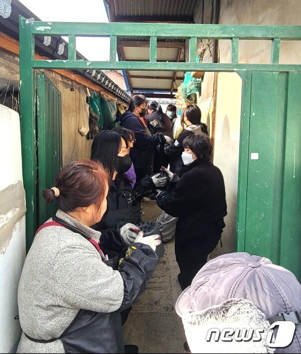 본문 이미지 - 덕진지역자활센터와 전북노동복지센터 등 단체들이 6일 전북 전주시 노송동에서 사랑의 연탄나눔 봉사활동을 펼쳤다.(덕진지역자활센터 제공)/뉴스1