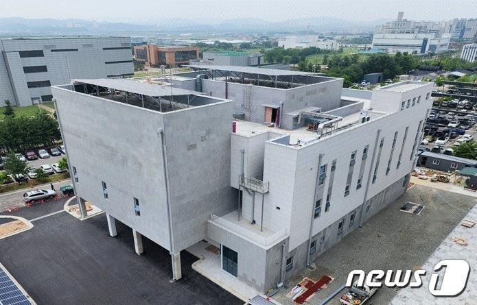 본문 이미지 - 식품의약품안전처는 새로운 감염병을 대비해 백신 품질관리 인프라를 강화할 목적으로 지은 '특수시험검정동'을 준공했다.2023.12.6./ⓒ 뉴스1 (식품의약품안전처 제공)
