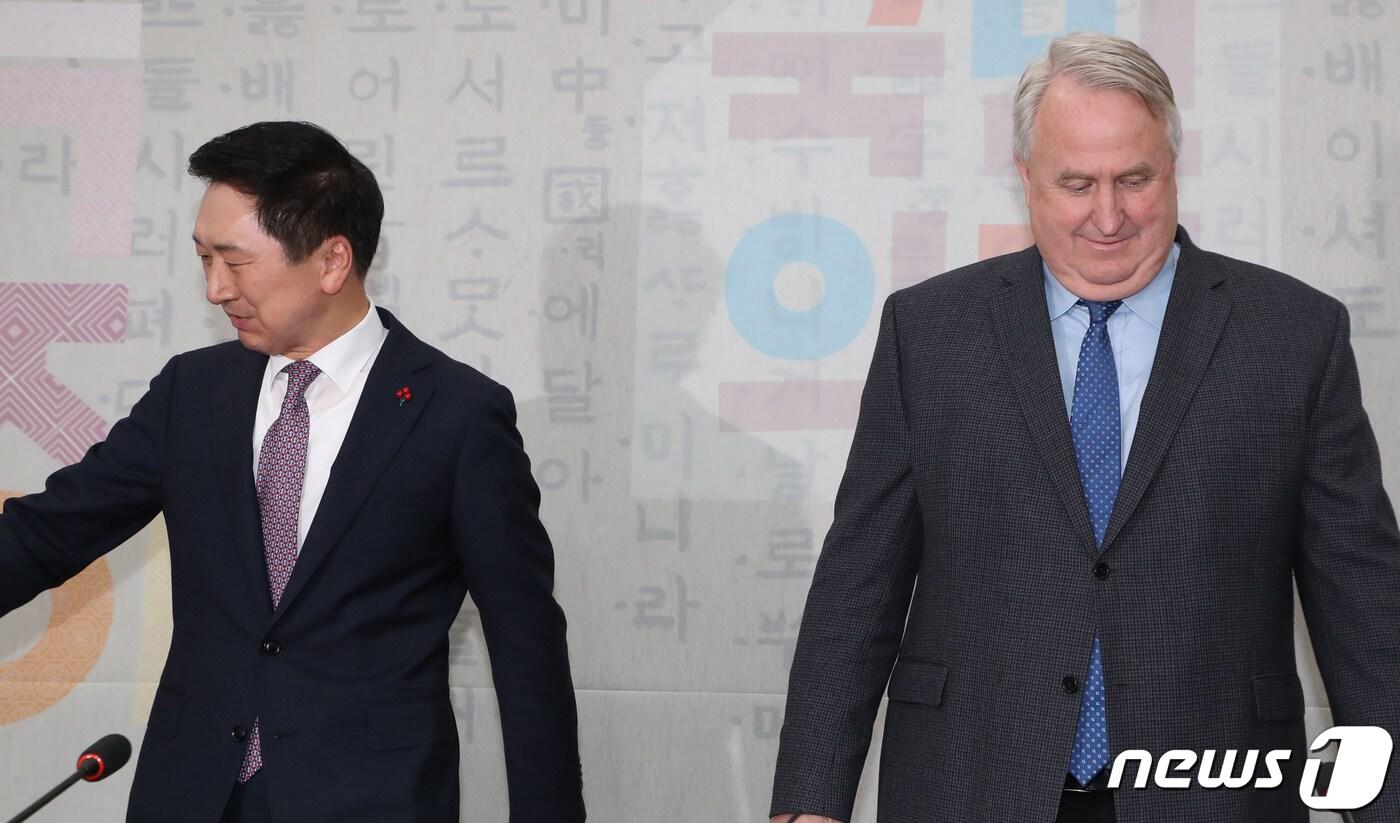 본문 이미지 - 김기현 국민의힘 대표와 인요한 혁신위원장이 6일 서울 여의도 국회에서 열린 간담회에서 자리로 이동하고 있다. (공동취재) 2023.12.6/뉴스1 ⓒ News1 송원영 기자