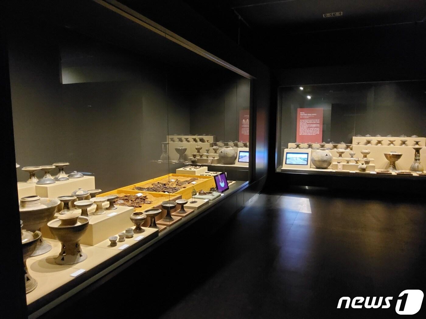 본문 이미지 - 함안박물관이 내년 5월까지 여는 '말이산에서 아라가야를 보다' 특별전에서 전시되고 있는 가야 유물.(함안군 제공)