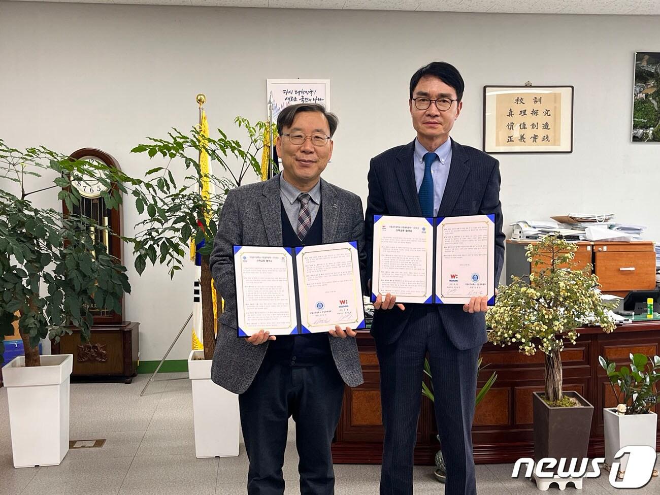 본문 이미지 - 6일 이영진 공주대 산업과학대학장(왼쪽)과 오기식 우성 전무가 국내 양어용 배합 사료 기술 개발 협약을 체결한 뒤 기념촬영을 하고 있다. (공주대 제공) / 뉴스1