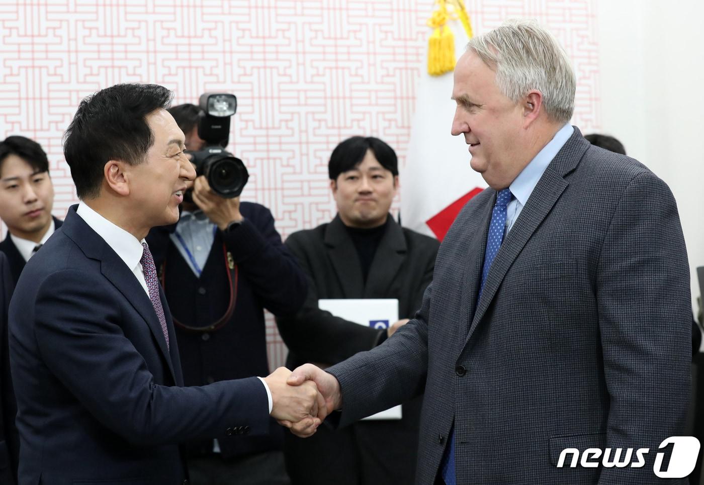 김기현 국민의힘 대표와 인요한 혁신위원장이 6일 서울 여의도 국회에서 회동을 하고 있다. (공동취재) 2023.12.6/뉴스1 ⓒ News1 송원영 기자
