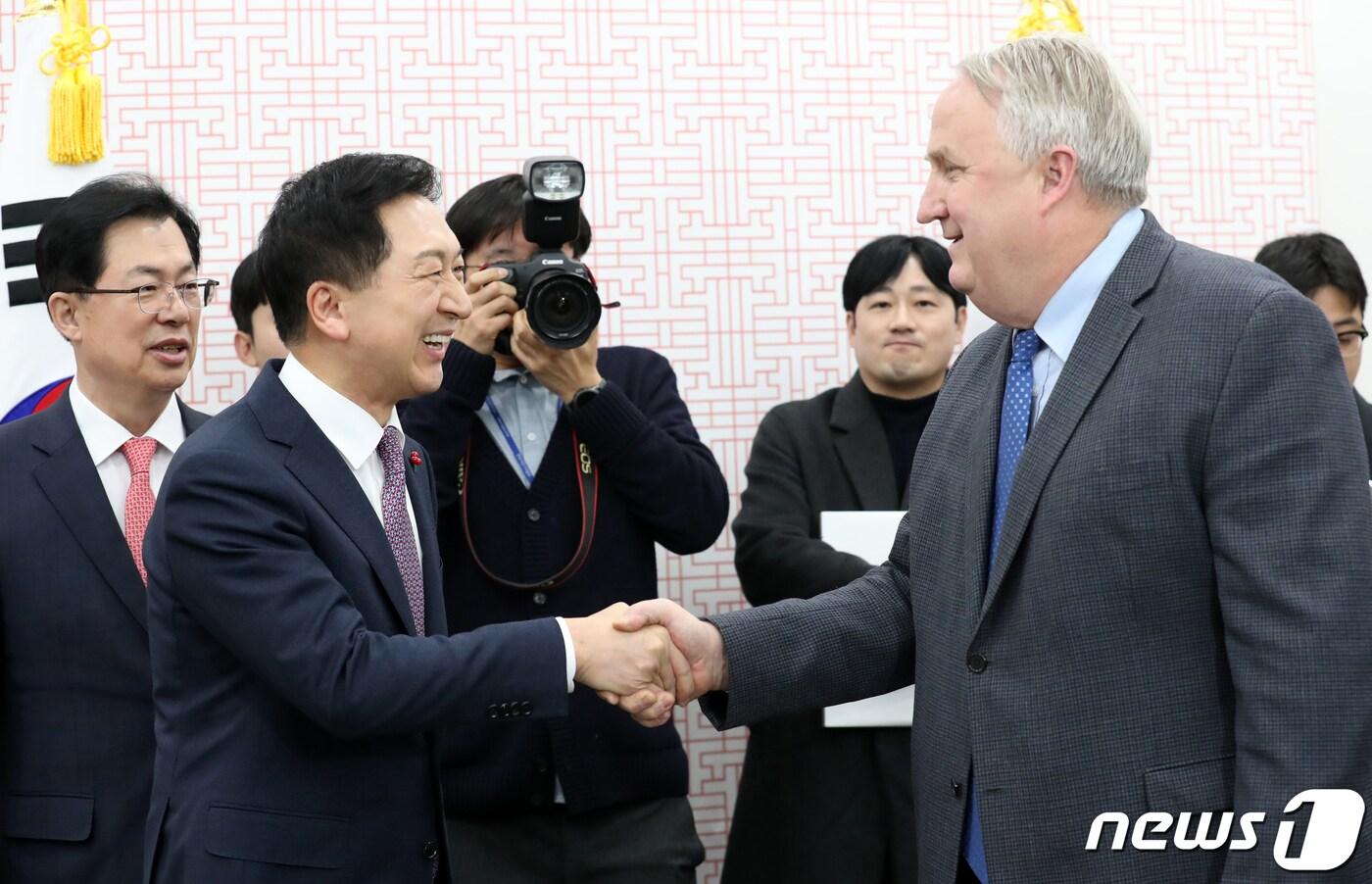 김기현 국민의힘 대표와 인요한 혁신위원장이 6일 서울 여의도 국회에서 회동을 하고 있다. (공동취재) 2023.12.6/뉴스1 ⓒ News1 송원영 기자