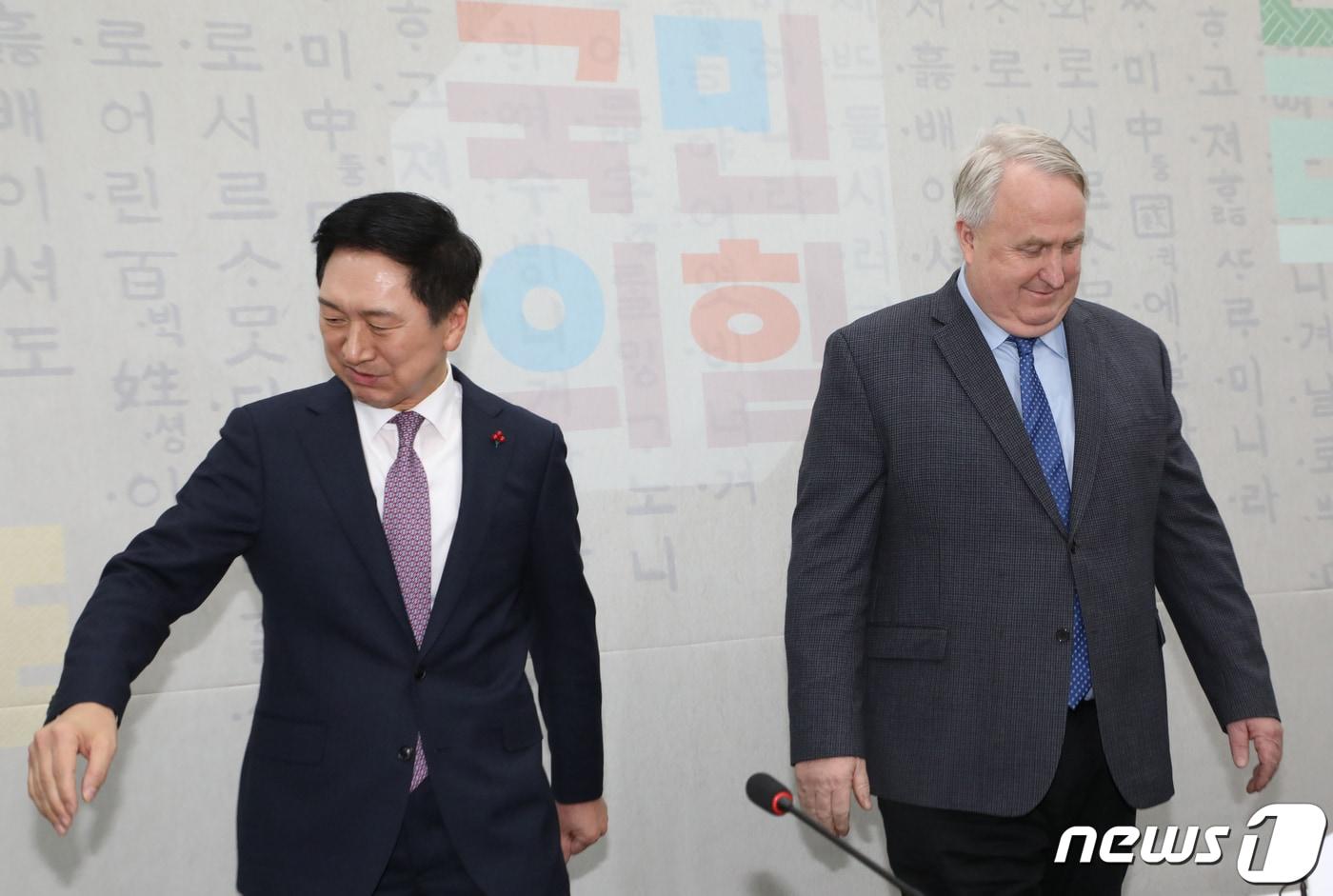 김기현 국민의힘 대표(왼쪽)와 인요한 혁신위원장이 6일 국회 당대표실에서 만나 악수를 나눈 후 고개를 돌려 자리에 앉고 있다. (공동취재) 2023.12.6/뉴스1 ⓒ News1 송원영 기자