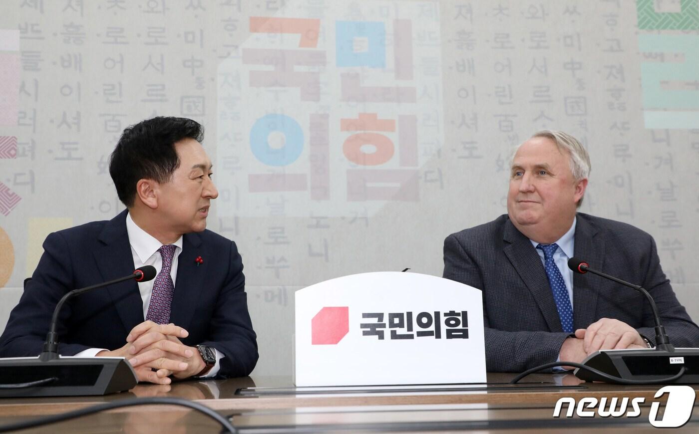본문 이미지 - 김기현 국민의힘 대표와 인요한 혁신위원장이 6일 서울 여의도 국회에서 회동을 하고 있다. (공동취재) 2023.12.6/뉴스1 ⓒ News1 송원영 기자