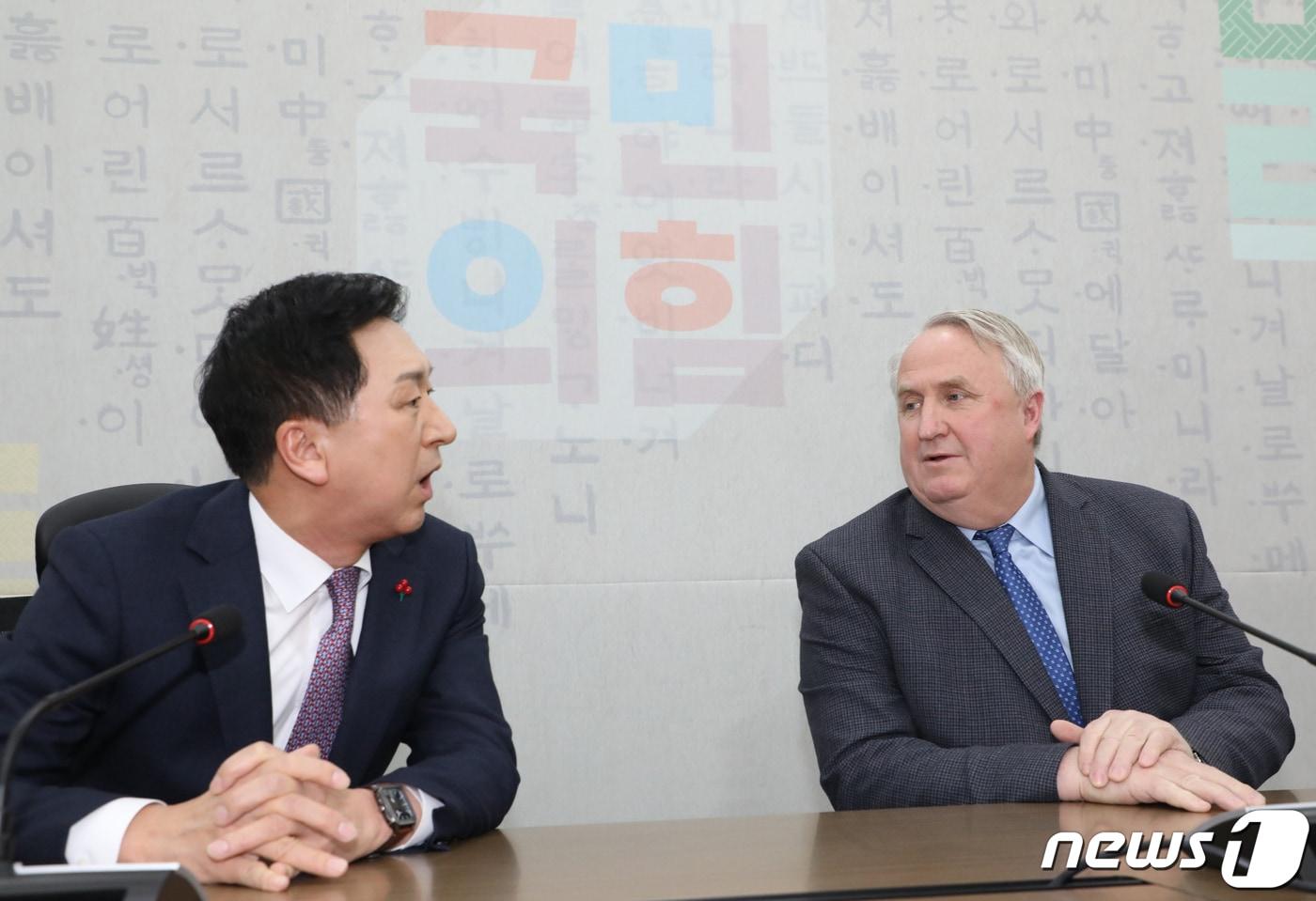본문 이미지 - 김기현 국민의힘 대표와 인요한 혁신위원장이 6일 서울 여의도 국회에서 회동을 하고 있다. (공동취재) 2023.12.6/뉴스1 ⓒ News1 송원영 기자