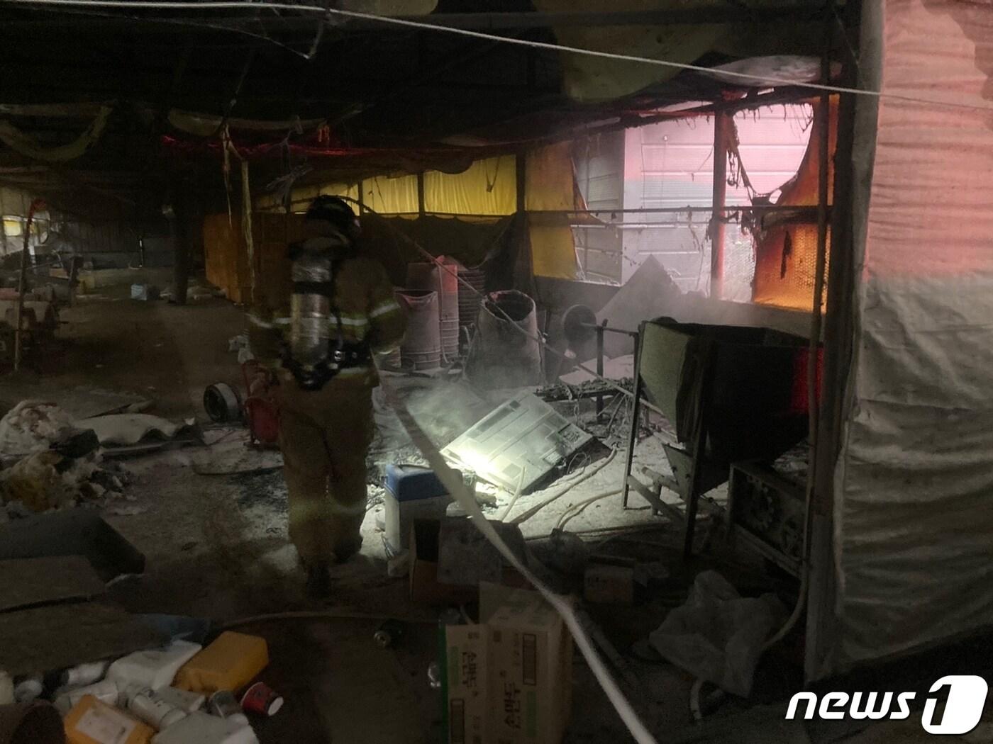 본문 이미지 - 6일 오후 4시57분쯤 전남 나주시 봉황면 황용리의 한 양계장 창고에서 불이 나 소방당국이 진화하고 있다. (전남 나주소방서 제공) 2023.12.6/뉴스1