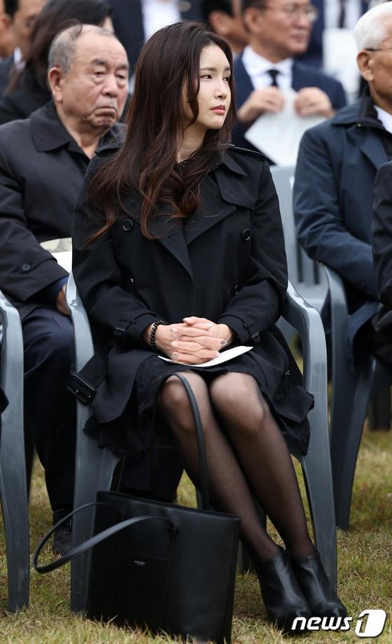 본문 이미지 - 최태원 SK그룹 회장의 장녀 최윤정 SK바이오팜 전략투자팀장이 26일 오후 경기 파주시 탄현면 동화경모공원에서 열린 노태우 전 대통령 서거 2주기 추모식에 참석해 추모연설을 경청하고 있다. 2023.10.26/뉴스1 김진환 기자