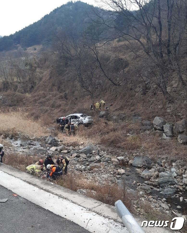 본문 이미지 - 6일 오후 2시쯤 경북 영천시 화북면의 한 내리막길에서 아반떼 승용차가 4m 높이 개울가 아래로 추락해 구조당국이 수습 중이다.(경북소방본부 제공)