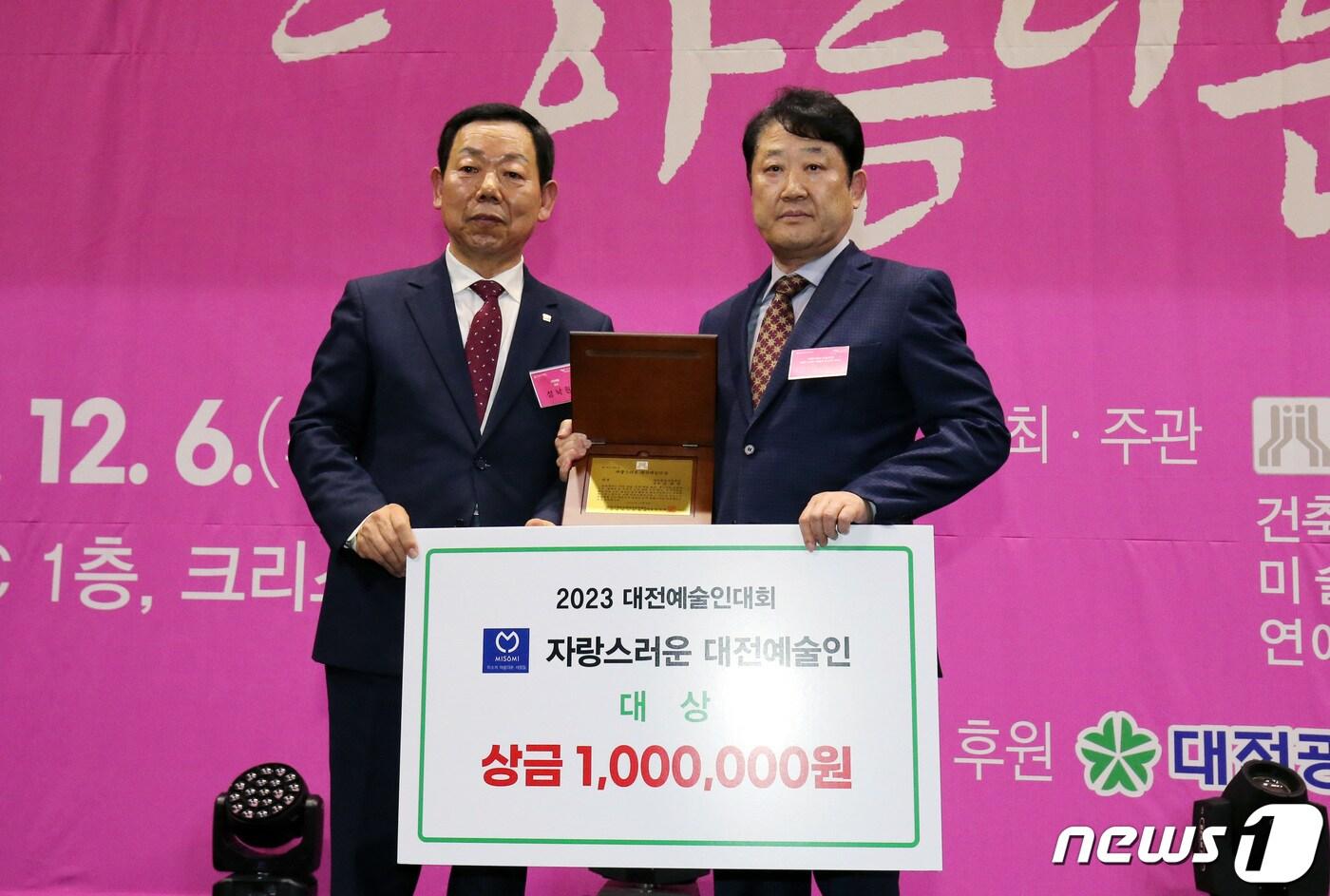 본문 이미지 - 6일 오후 대전 유성구 호텔ICC에서 열린 한국예총 대전연합회 '2023 대전예술인대회'에서 성낙원 대전예총 회장(왼쪽)이 김완하 전 한남대 교수에게 자랑스러운 대전예술인 대상을 수여한 뒤 기념촬영 하고 있다. 2023.12.6/뉴스1 ⓒ News1 김기태 기자