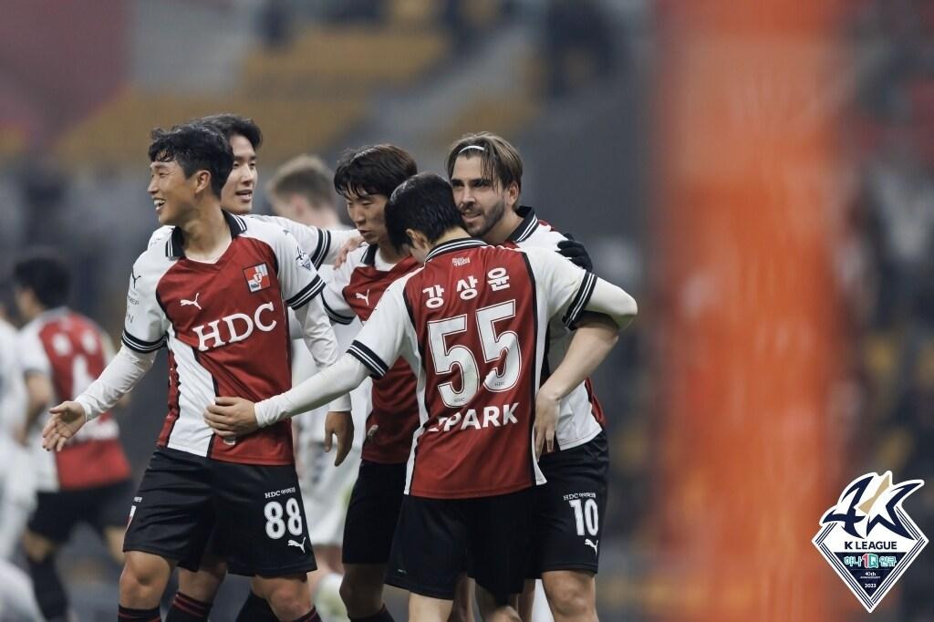 본문 이미지 - 승강 플레이오프 1차전에서 승리한 부산 아이파크.(한국프로축구연맹 제공)