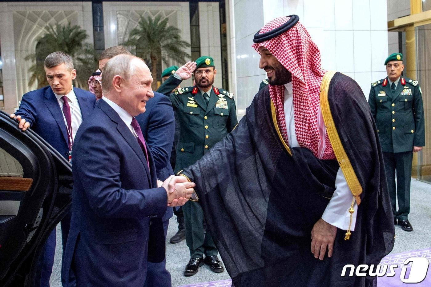 블라디미르 푸틴 러시아 대통령이 6일(현지시간) 사우디아라비아를 방문해 리야드에서 무함마드 빈살만 왕세자와 악수를 하고 있다. 2023.12.7 ⓒ AFP=뉴스1 ⓒ News1 우동명 기자