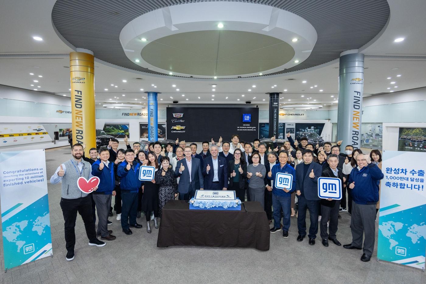 본문 이미지 - 헥터 비자레알 GM 한국사업장 사장 겸 CEO(가장 가운데)를 비롯한 임직원들이 누적 수출 1000만대 돌파를 축하하며, 기념촬영을 하고 있는 모습.(한국GM 제공)