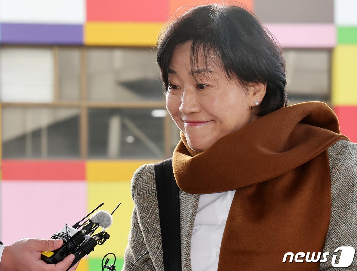 본문 이미지 - 송미령 농림축산식품부 장관 후보자가 7일 서울 서초구 강남대로 aT센터에 마련된 인사청문회 준비 사무실로 출근하며 취재진 질문을 듣고 있다. 2023.12.7/뉴스1 ⓒ News1 김진환 기자