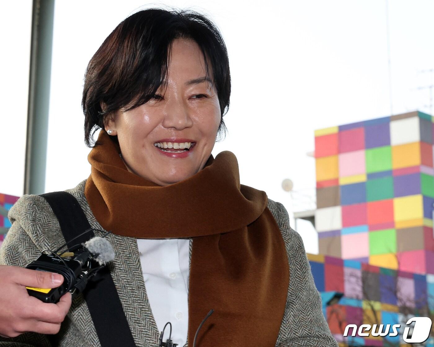 본문 이미지 - 송미령 농림축산식품부 장관 후보자가 7일 서울 서초구 강남대로 aT센터에 마련된 인사청문회 준비 사무실로 출근하며 취재진 질문에 답변하고 있다. 2023.12.7/뉴스1 ⓒ News1 김진환 기자