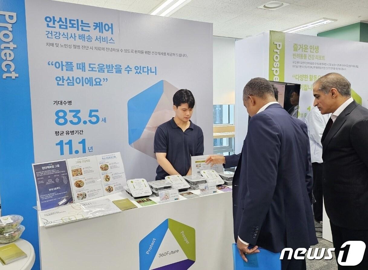 본문 이미지 - 현대그린푸드 직원이 보험사와 제휴를 통한 연계 상품을 소개하고 있다.(현대그린푸드 제공)