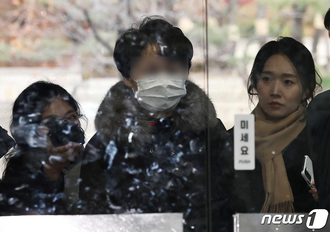 수사 무마 대가로 거액의 뇌물을 수수한 혐의를 받는 김모 경무관이 7일 오전 서울 서초구 서울중앙지방법원에서 열린 구속 전 피의자 심문(영장실질심사)에 출석하고 있다. 김 경무관은 기업 관계자 A씨에게서 수사와 관련된 민원을 해결해주는 대가로 수억원대 금품을 수수한 혐의를 받는다. 2023.12.7/뉴스1 ⓒ News1 구윤성 기자