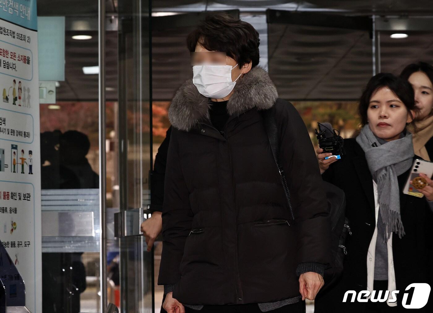 본문 이미지 - 수사 무마 대가로 거액의 뇌물을 수수한 혐의를 받는 김모 경무관이 7일 오전 서울 서초구 서울중앙지방법원에서 열린 구속 전 피의자 심문(영장실질심사)에 출석하고 있다. 김 경무관은 기업 관계자 A씨에게서 수사와 관련된 민원을 해결해주는 대가로 수억원대 금품을 수수한 혐의를 받는다. 2023.12.7/뉴스1 ⓒ News1 구윤성 기자