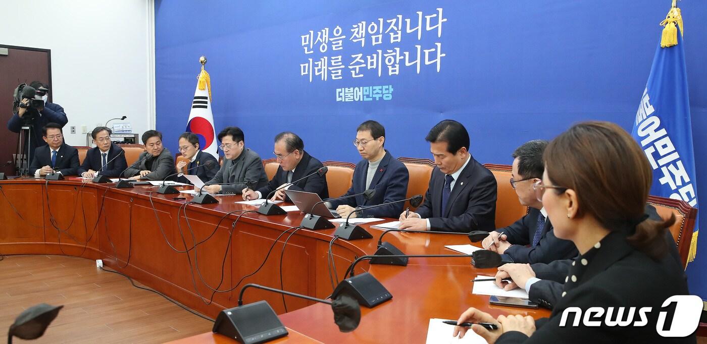 본문 이미지 - 홍익표 더불어민주당 원내대표가 7일 오전 서울 여의도 국회에서 열린 정책조정회의에서 발언을 하고 있다. 2023.12.7/뉴스1 ⓒ News1 임세영 기자
