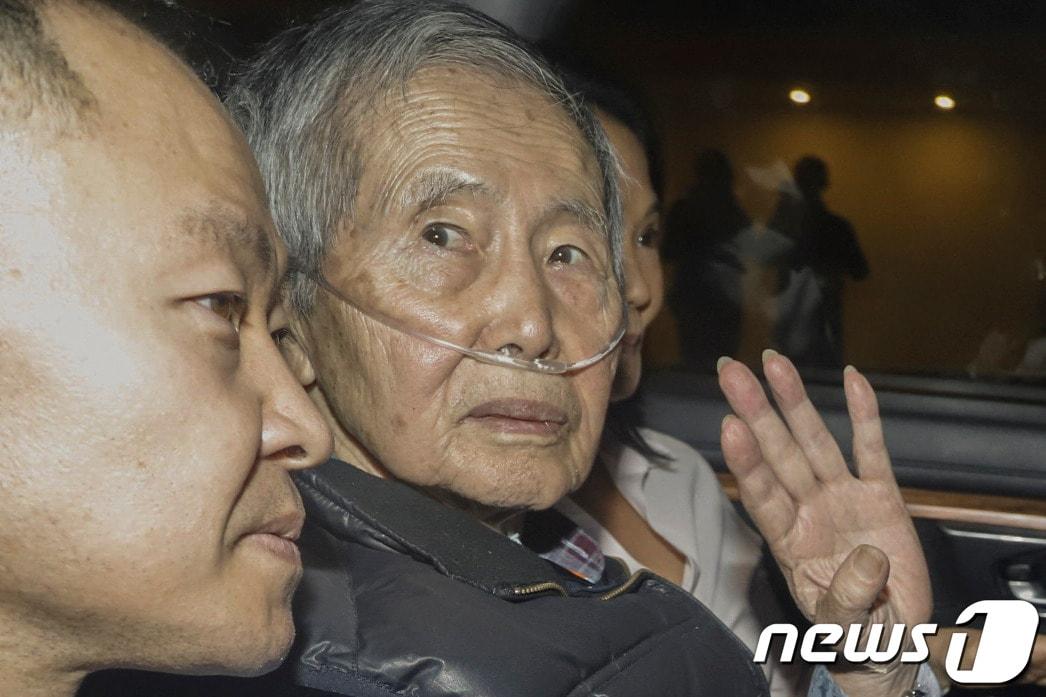 본문 이미지 - 알베르토 후지모리 페루 전 대통령이 법원 명령으로 석방돼 6일(현지시간) 차를 타고 이동하고 있다. 2023.12.06 ⓒ AFP=뉴스1 ⓒ News1 정지윤 기자