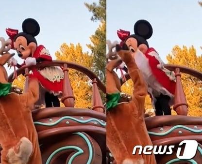 본문 이미지 - 일본 도쿄 디즈니랜드 퍼레이드쇼에서 사슴탈을 쓴 캐릭터가 미니마우스의 치마를 들추고 있다. (X 갈무리) /뉴스1