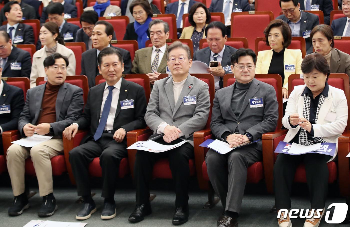 본문 이미지 - 이재명 더불어민주당 대표와 홍익표 원내대표 및 중앙위원들이 7일 오전 서울 여의도 국회 도서관 대강당에서 열린 제2차 중앙위원회에 참석해 자리에 앉아 있다. 2023.12.7/뉴스1 ⓒ News1 임세영 기자