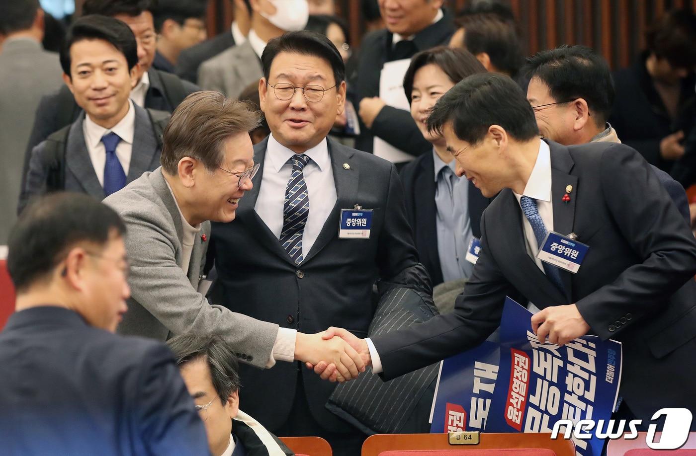 본문 이미지 - 이재명 더불어민주당 대표가 7일 오전 서울 여의도 국회도서관 대강당에서 열린 제2차 중앙위원회에서 중앙위원들과 인사를 나누고 있다. 2023.12.7/뉴스1 ⓒ News1 임세영 기자