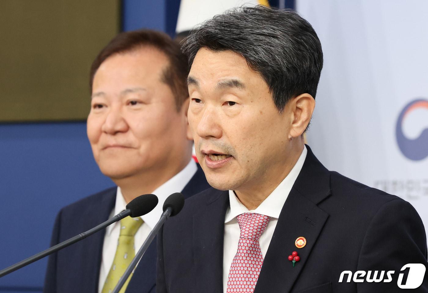 본문 이미지 - 이주호 사회부총리 겸 교육부 장관과 이상민 행정안전부 장관이 7일 서울 종로구 세종대로 정부서울청사 별관에서 학교폭력 사안 처리 제도 개선 및 학교전담경찰관 역할 강화 방안 브리핑을 하고 있다. 2023.12.7/뉴스1 ⓒ News1 허경 기자
