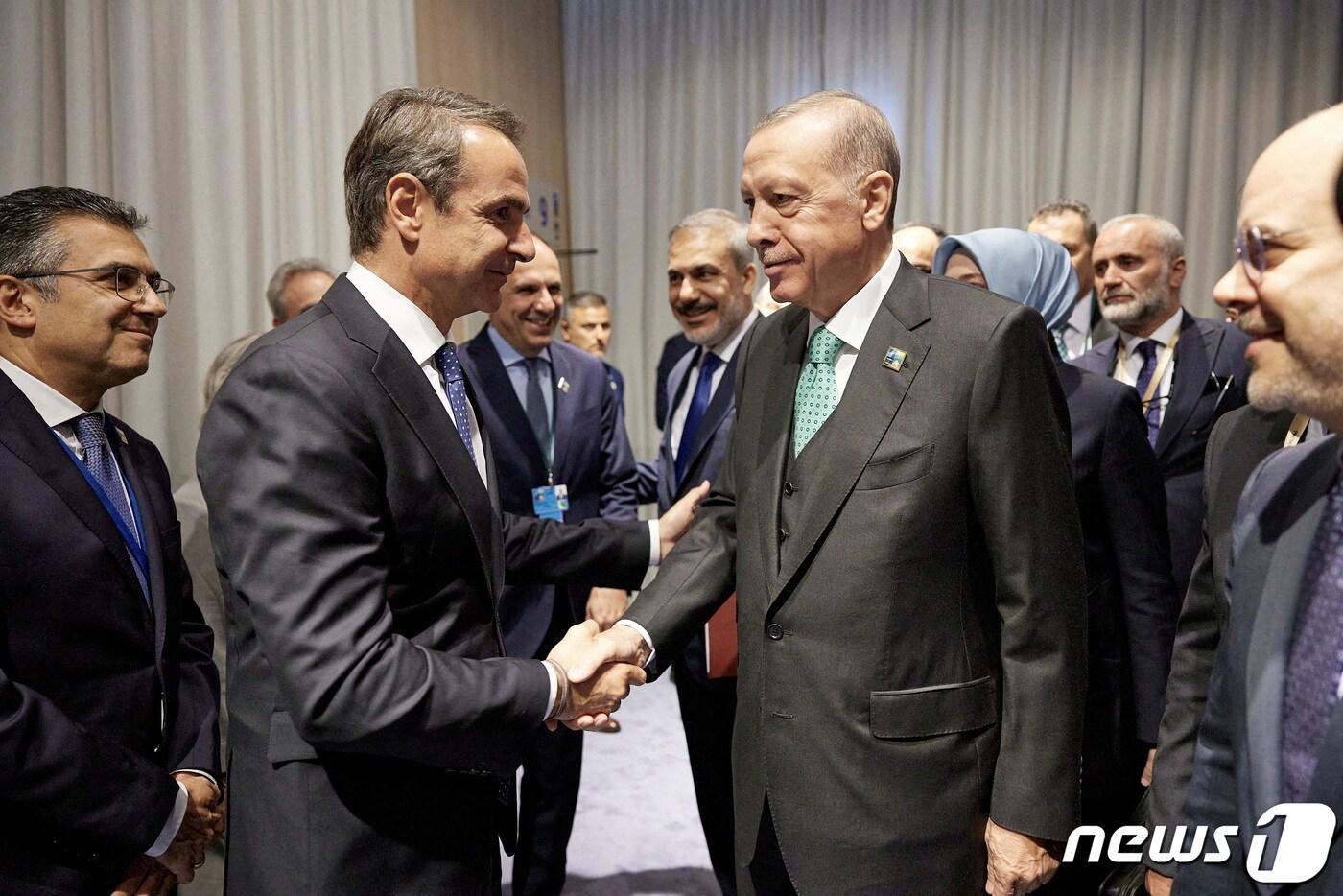 본문 이미지 - 키리아코스 미초타키스 그리스 총리가 지난 7월12일(현지시간) 리투아니아 빌뉴스에서 열린 북대서양조약기구(NATO·나토) 정상회담에서 레제프 타이이프 에르도안 튀르키예 대통령과 만났다. 23.07.12 ⓒ 로이터=뉴스1 ⓒ News1 김예슬 기자