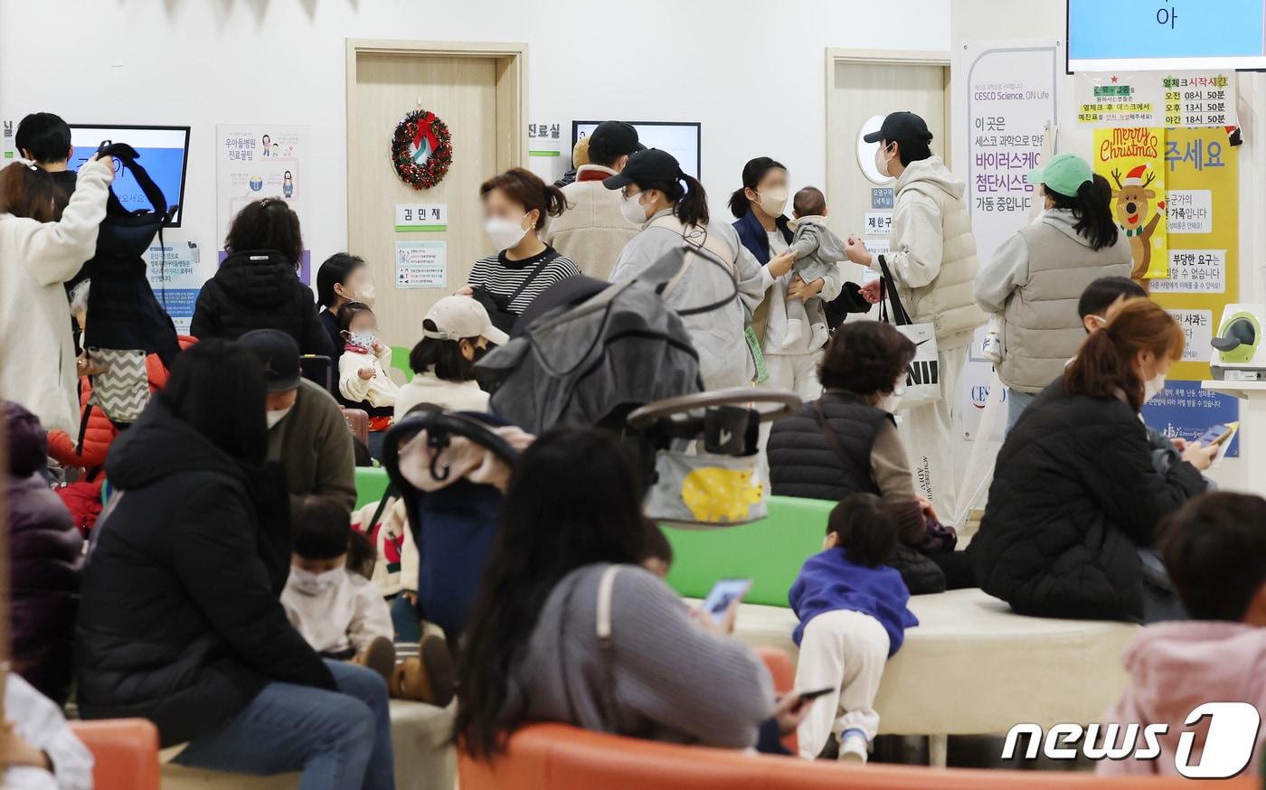 본문 이미지 - 7일 오전 서울 시내의 한 소아과가 환자들로 붐비고 있다. 2023.12.7/뉴스1 ⓒ News1 김민지 기자