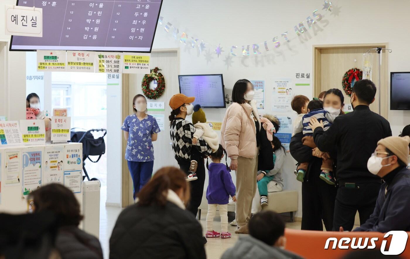 본문 이미지 - 7일 오전 서울 시내의 한 소아과가 붐비고 있다. . 2023.12.7/뉴스1 ⓒ News1 김민지 기자