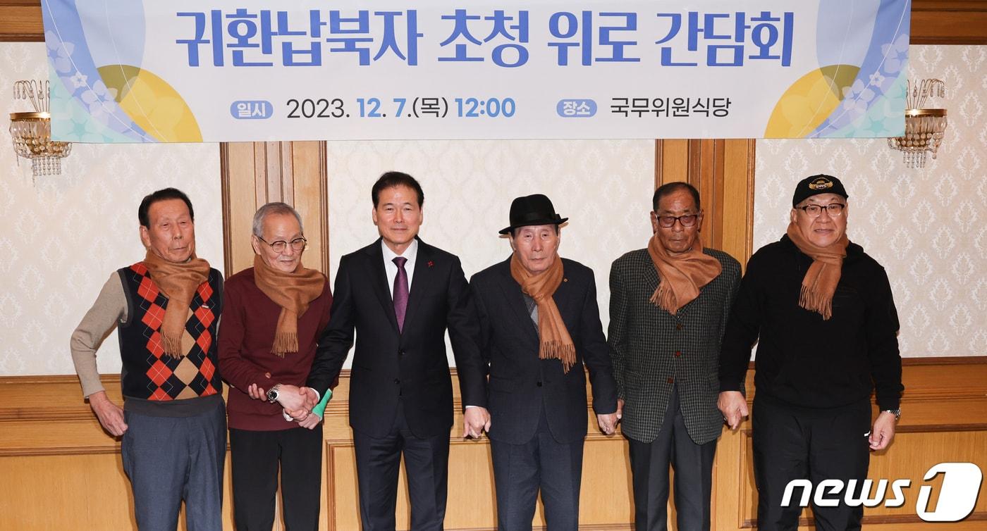 본문 이미지 - (오른쪽에서 두 번째) 故 고명섭 씨.ⓒ 뉴스1 허경 기자