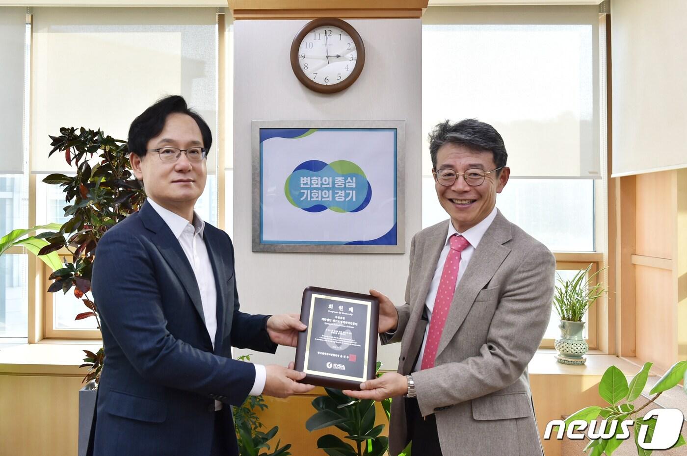 본문 이미지 - 강성천 경기도경제과학진흥원장(왼쪽)과 이준희 한국벤처캐피탈협회 상근부회장(오른쪽)이 7일 경과원에서 '한국벤처캐피탈협회 회원패' 전달식을 갖고 기념 촬영하고 있다.(경과원 제공)