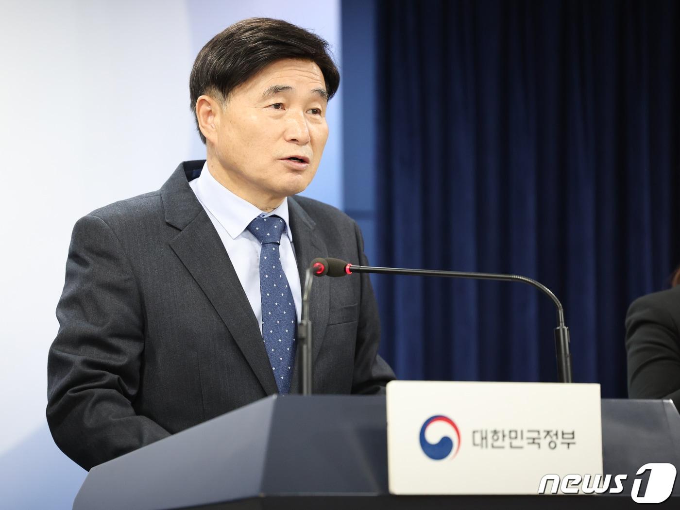 본문 이미지 - 오승걸 한국교육과정평가원장이 7일 서울 종로구 세종대로 정부서울청사에서 2024학년도 대학수학능력시험 채점 결과 발표 브리핑을 하고 있다. 2023.12.7/뉴스1 ⓒ News1 허경 기자