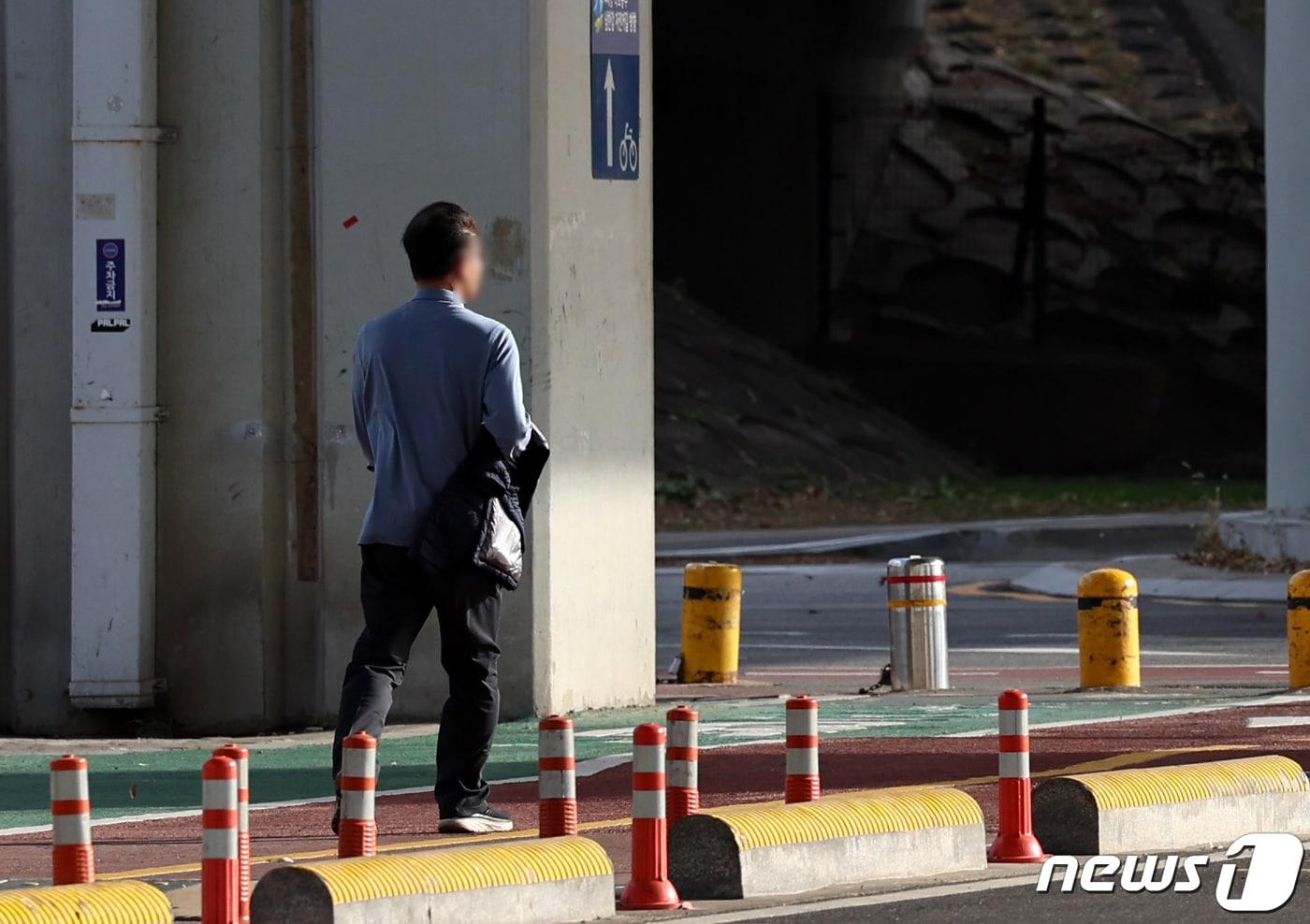 절기상 대설(大雪)이지만 대체로 포근한 날씨를 보인 7일 오후 서울 서초구 반포한강공원에서 한 시민이 겉옷을 벗고 산책을 즐기고 있다. 2023.12.7/뉴스1 ⓒ News1 구윤성 기자