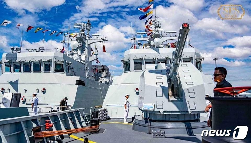 본문 이미지 - 티 세이하 캄보디아 국방장관은 지난 3일(현지시간) 페이스북 게시물을 통해 아버지이자 전직 국방장관인 티 반과 함께 레암 해군기지에 정박 중인 중국 인민해방군(PLA) 해군 전함을 찾았다고 밝혔다.(페이스북 갈무리).