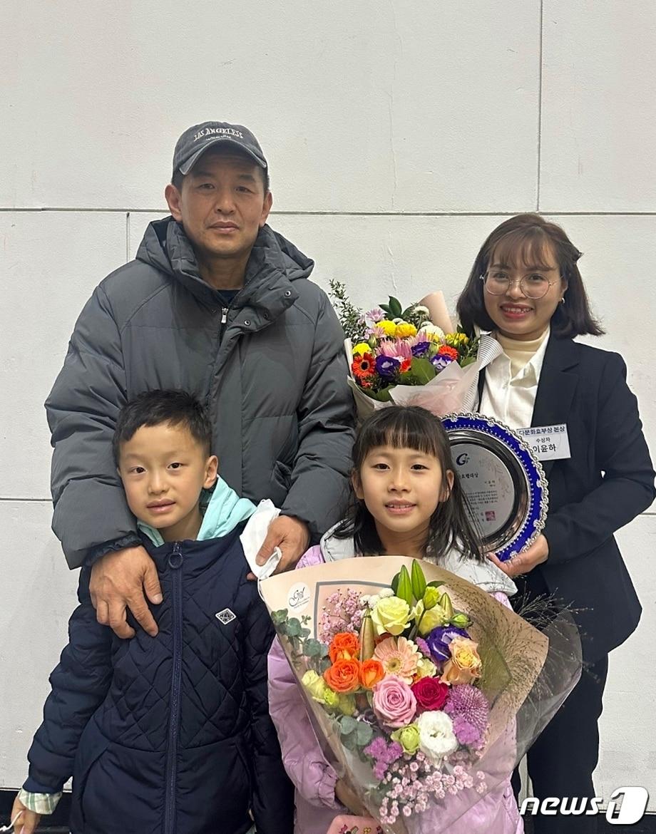 본문 이미지 - 몸이 아픈 시누이에게 자신의 신장을 떼어준 충북 진천의 이윤하씨(33·베트남 출신)가 '다문화효부상'을 받았다.(진천군 제공)/뉴스1