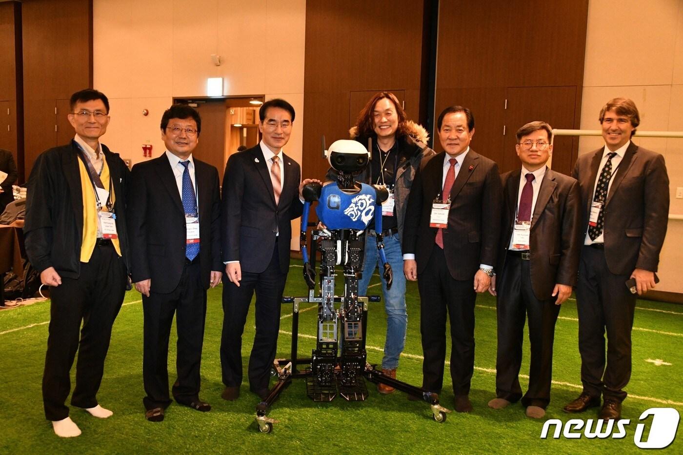 본문 이미지 - ‘로보컵 아시아퍼시픽 2023 평창’의 개막행사가 7일 강원 평창 알펜시아리조트에서 열린 가운데 이날 행사 참석자들이 기념사진을 촬영하고 있다. (평창군 제공) 2023.12.7/뉴스1
