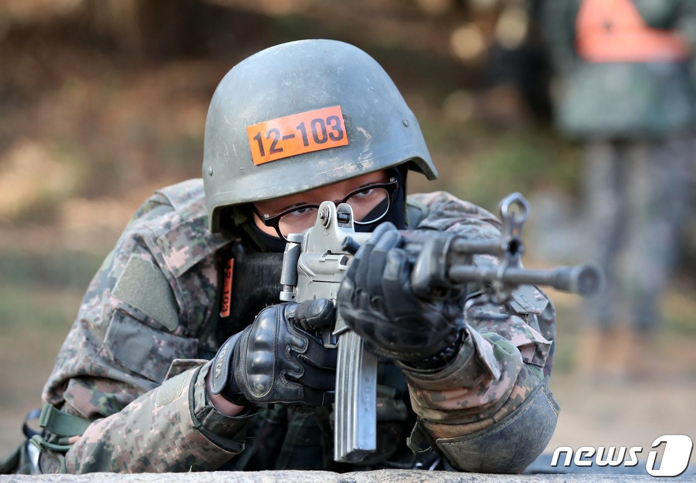 본문 이미지 - 충남 논산 육군훈련소 각개전투훈련장에서 훈련병들이 훈련을 받고 있다. ⓒ 뉴스1 김기태 기자