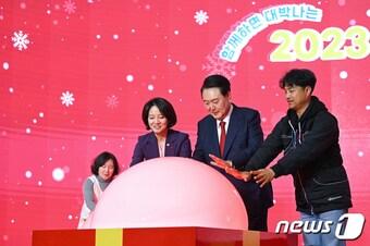 본문 이미지 - 윤석열 대통령이 7일 서울 중구 동대문디자인플라자(DDP)에서 열린 2023년 눈꽃 동행축제 개막식에서 온기 나눔 세리머니를 하고 있다. (대통령실 제공)