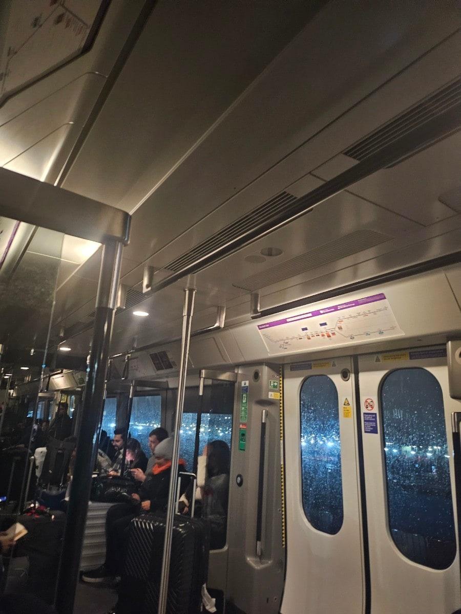 英 런던 지하철 전력 공급 끊겨 운행 중단…승객들 불편 호소 - 뉴스1