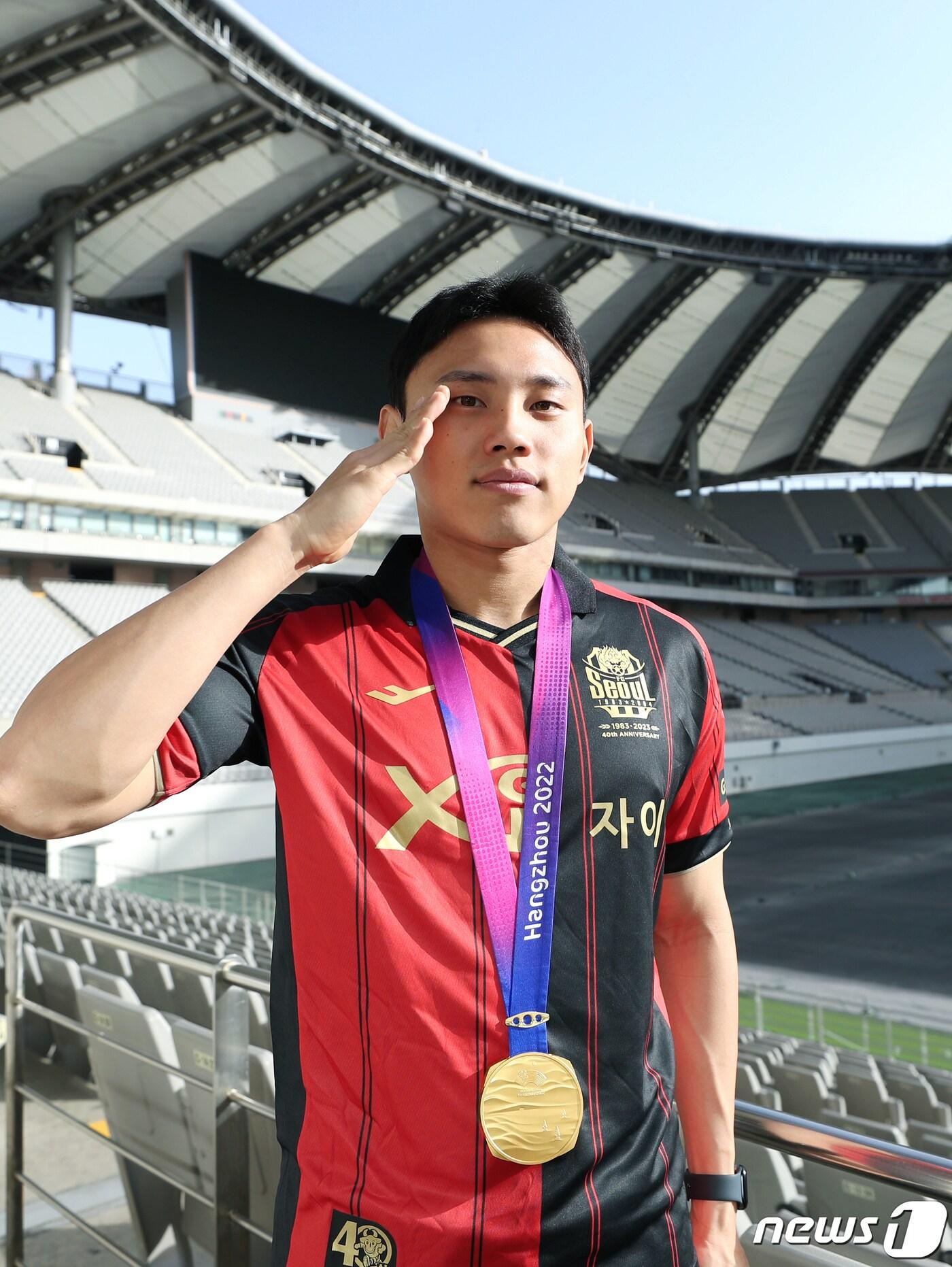 본문 이미지 - 김천상무를 조기 전역한 축구선수 조영욱(FC서울)이 7일 서울 마포구 상암월드컵경기장에서 열린 뉴스1과의 인터뷰에 앞서 포즈를 취하고 있다. 2023.12.8/뉴스1 ⓒ News1 권현진 기자