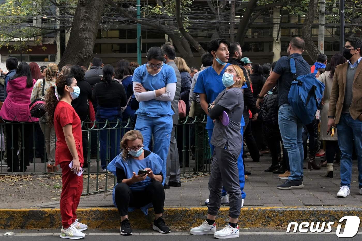 본문 이미지 - 멕시코의 멕시코시티에서 규모 5.8의 지진이 일어나 사람들이 거리로 대피해 있다. 2023.12.07 ⓒ AFP=뉴스1