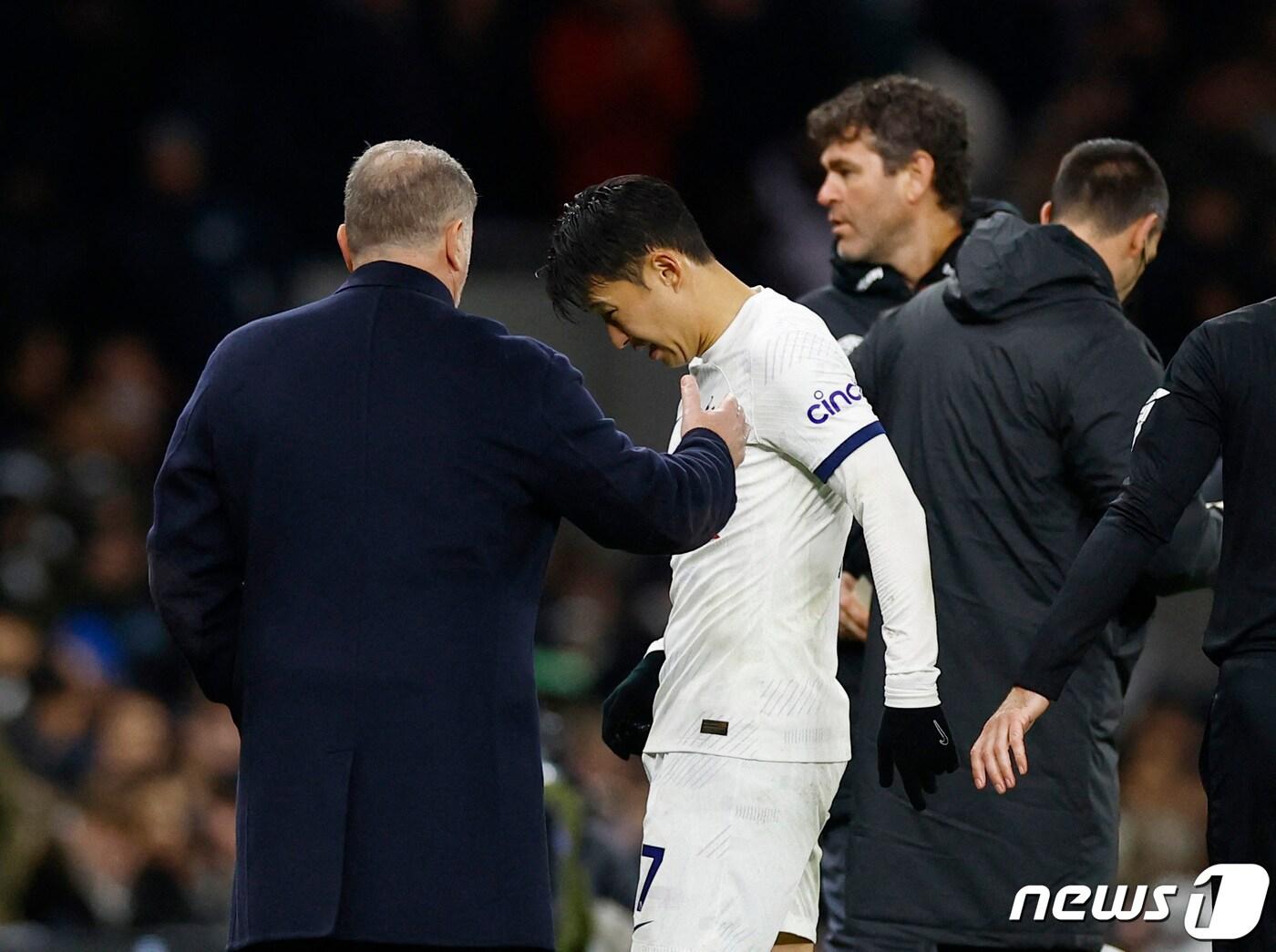 본문 이미지 - 토트넘의 손흥민이 7일(한국시간) 영국 런던 토트넘 홋스퍼 스타디움에서 열린 EPL 웨스트햄과 경기를 역전패로 마친 뒤 고개를 숙인 채 엔제 포스테코글루 감독의 위로를 받고 있다. 2023.11.8 ⓒ 로이터=뉴스1 ⓒ News1 우동명 기자