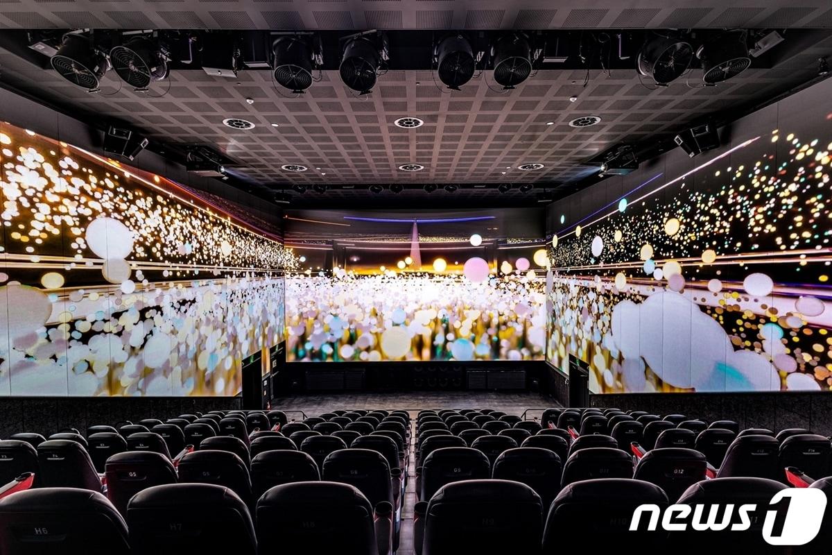 본문 이미지 - CGV광교 4DX스크린관에서 4DX스크린 효과가 구현되고 있는 모습(CGV 제공)