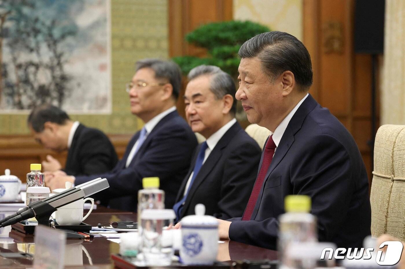 시진핑 중국 국가주석과 왕이 외교부장이 7일&#40;한국시간&#41; 베이징 댜오위타이 국빈관에서 우르줄라 폰데어라이엔 EU 집행위원장, 샤를 미셸 정상회의 상임의장과 제24차 중국·EU 정상회담을 하고 있다. 2023.11.8 ⓒ AFP=뉴스1 ⓒ News1 우동명 기자