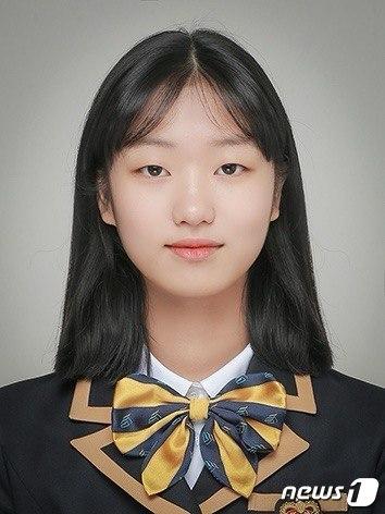 본문 이미지 - 2024학년도 대학수학능력시험(수능)에서 유일하게 전영역 만점을 받은 용인한국외국어대 부설 고등학교(용인외대부고) 졸업생인 유리아(19)양. (본인 제공)2023.12.8/뉴스1