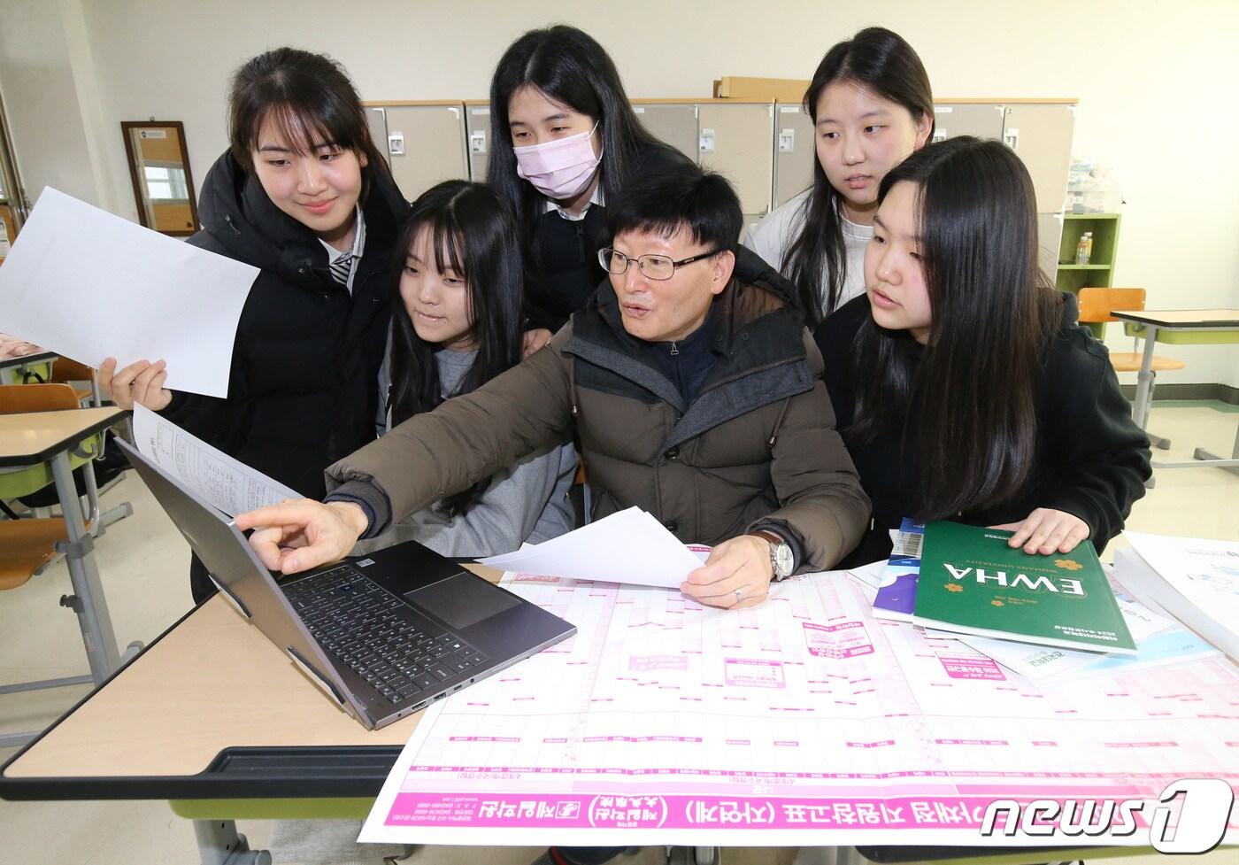 2024학년도 대학수학능력시험(수능) 성적표 배부일인 8일 오전 대전 괴정고등학교에서 3학년 학생들이 교사와 대입상담을 받고 있다. 2023.12.8 ⓒ News1 김기태 기자